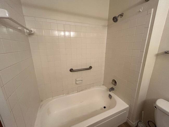Building Photo - Available Mid April - Lovely 2/2 in in Alt...