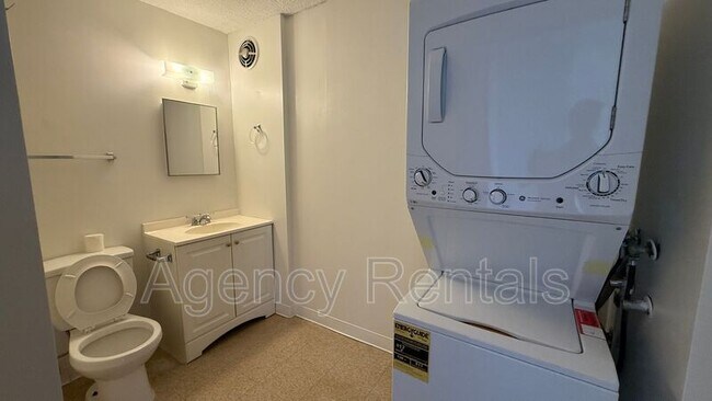 Building Photo - 1125 Young St