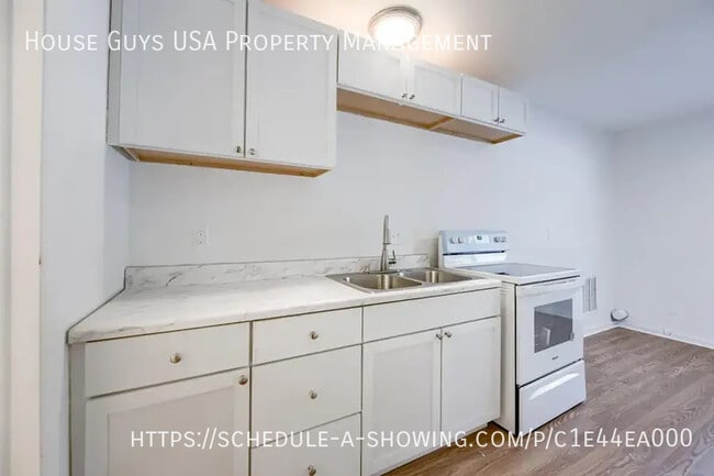 Building Photo - 15216 Bellaire Ave