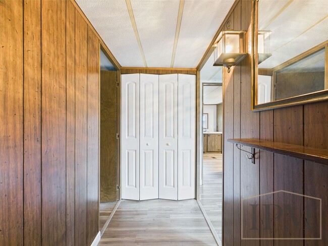 Building Photo - Available Now- 3 Bedroom 1.5 Bath Home - H...