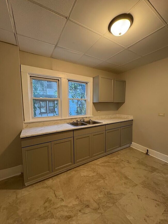Building Photo - Four bedroom one bathroom home for rent