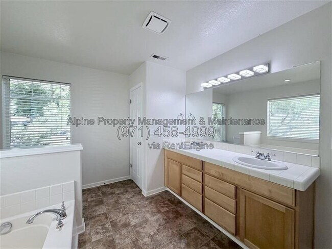 Building Photo - 13592 SW Mapleview Ln