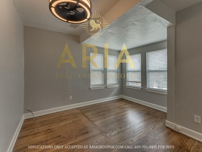 Building Photo - Updated & Adorable 2 Bed/1 Bath Space in t...