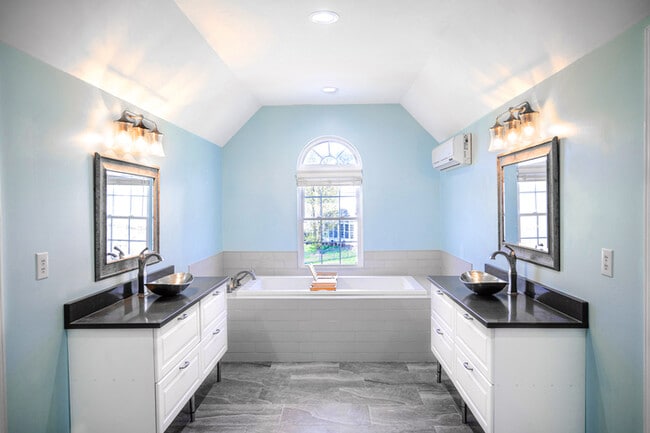 Building Photo - Absolutely gorgeous 4BD/3BA home in Charlo...