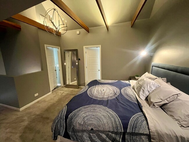 Building Photo - 3700 N Hermitage Ave