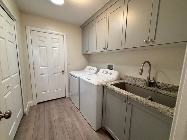 Building Photo - SPACIOUS REMODELED HOME FOR RENT!