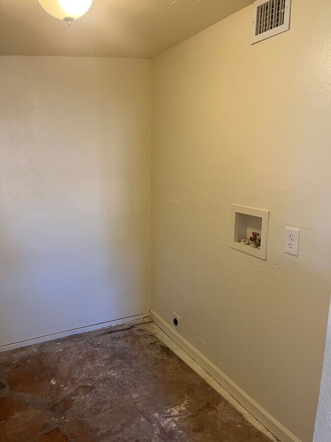 Building Photo - 400 W Arrowhead Dr
