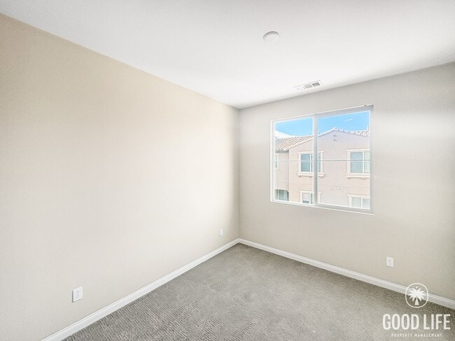 Building Photo - Beautiful 2B/2.5BA Townhouse. NEWER CONSTR...