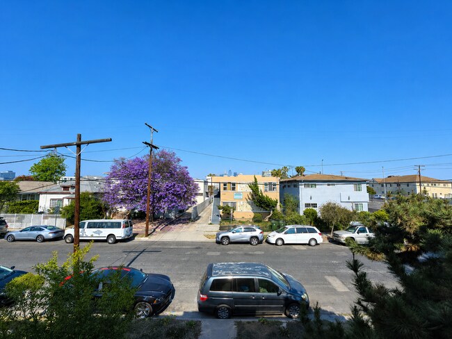 Building Photo - 1145 1/2 S Kenmore Ave