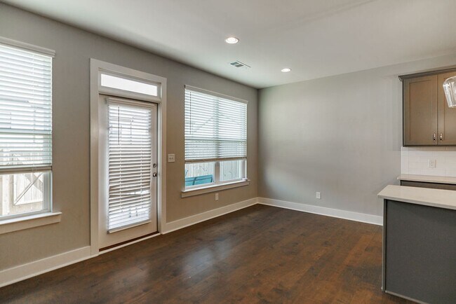 Building Photo - LEASING SPECIAL!! Townhome Available Now i...