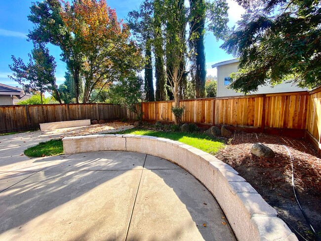 Building Photo - NEWLY RENOVATED, VERY CLEAN 5 BED, 3 BATH,...