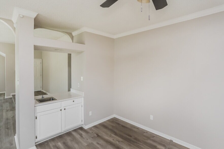 Building Photo - 2001 Valley Falls Ave