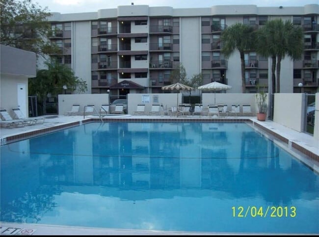 Building Photo - 2701 Riverside Dr