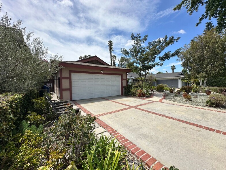 Building Photo - Rare Sherman Oaks Lease | 4beds + 3baths + Large Office in a tree lined street with a large yard,...