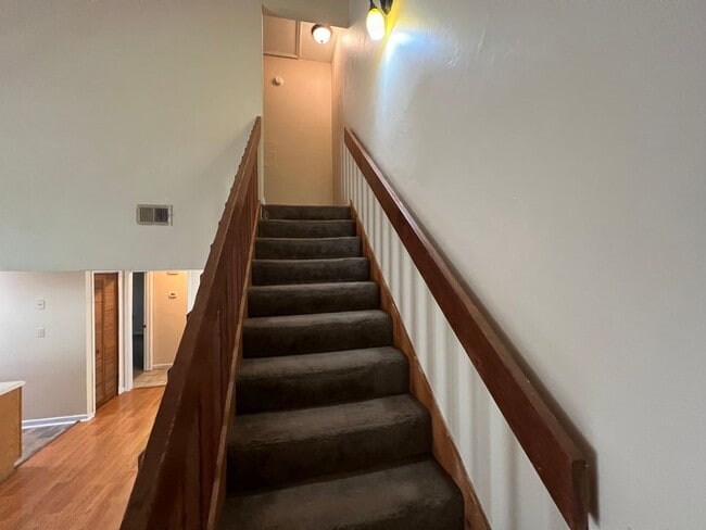 Building Photo - Cute 2 bedroom 2 bathroom townhome close t...