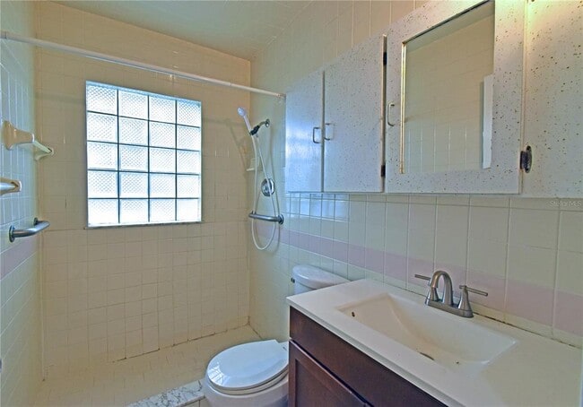 Building Photo - 12422 N Howard Ave