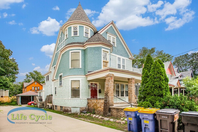 Building Photo - 248 Henry Ave SE