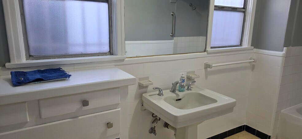 Building Photo - 3304 N Mountain View Ave