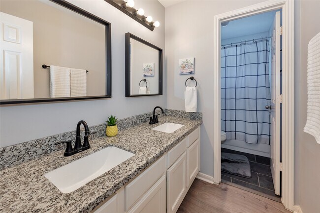 Building Photo - 10815 Oak Bayou Ln