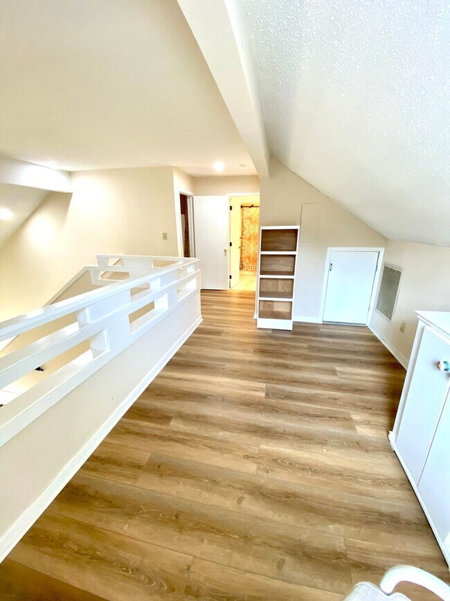 Building Photo - Townhome Style Loft Condo Gated Marina Community + Utilities Included!