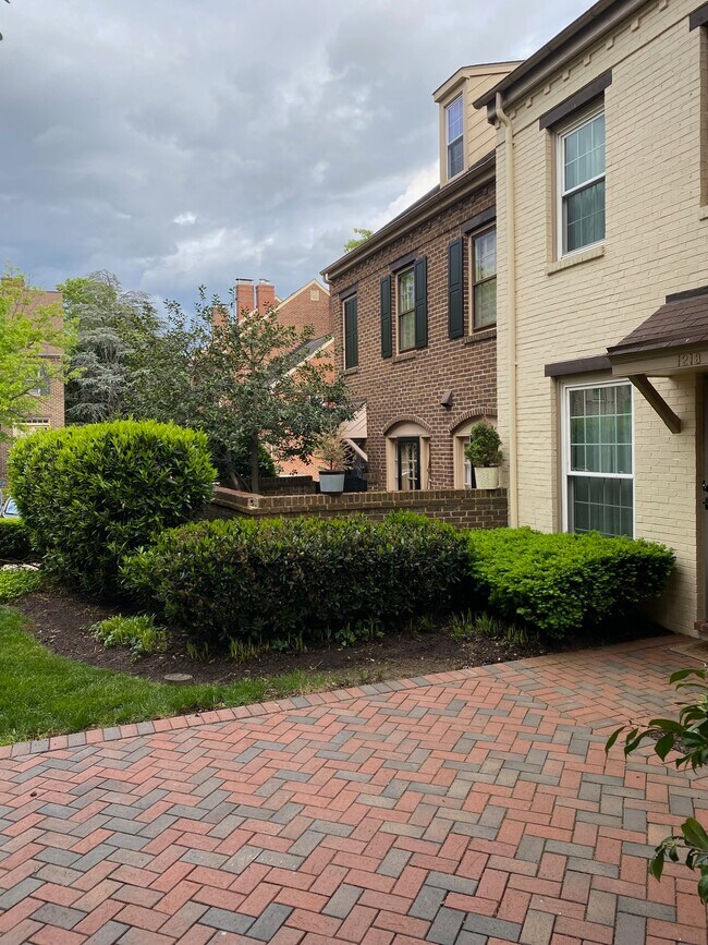 Building Photo - 1216 Michigan Ct