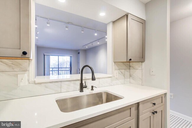 Primary Photo - 2111 Wisconsin Ave NW