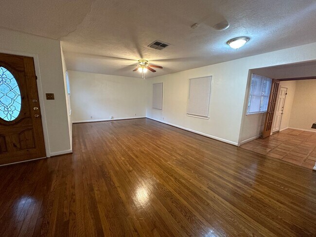 Building Photo - 606 Wilshire - 4/Bed 2/Bath