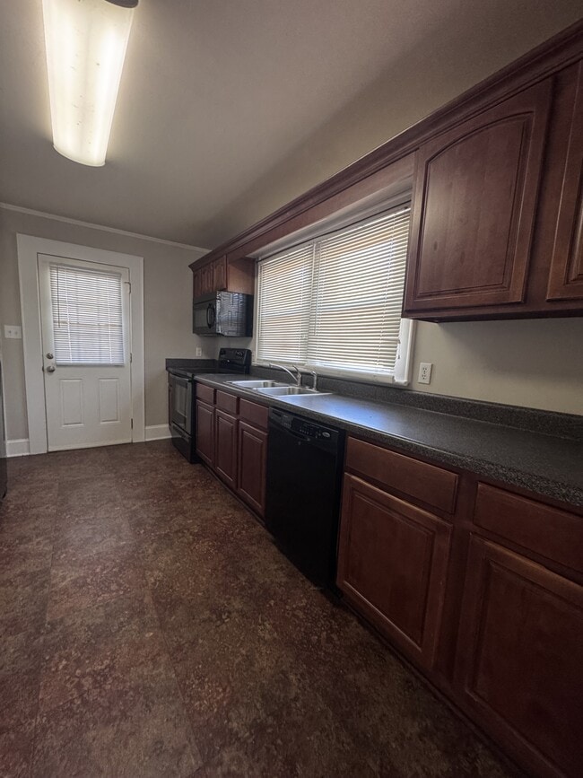 Building Photo - 884 Old Charlotte Rd SW