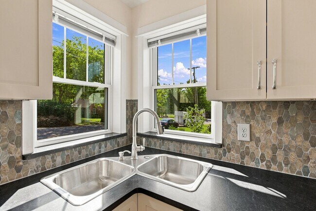 Building Photo - 413 4th Ave ADU