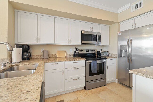 Building Photo - Beautiful furnished 2/2 condo with stunning water view available now for a short-term stay