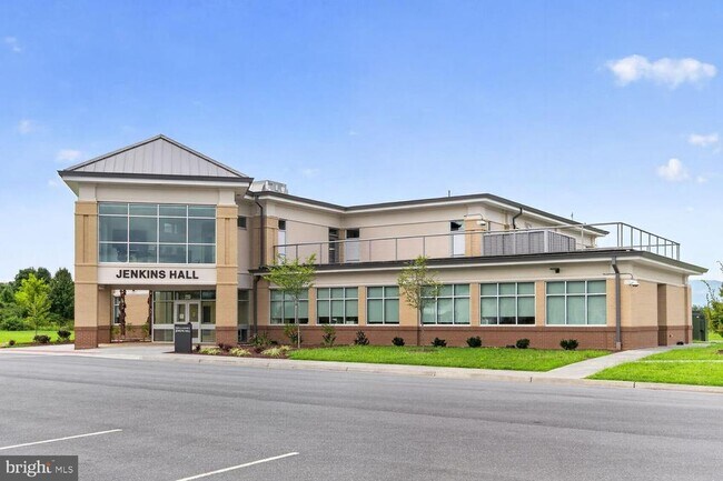 Building Photo - 184 College Dr