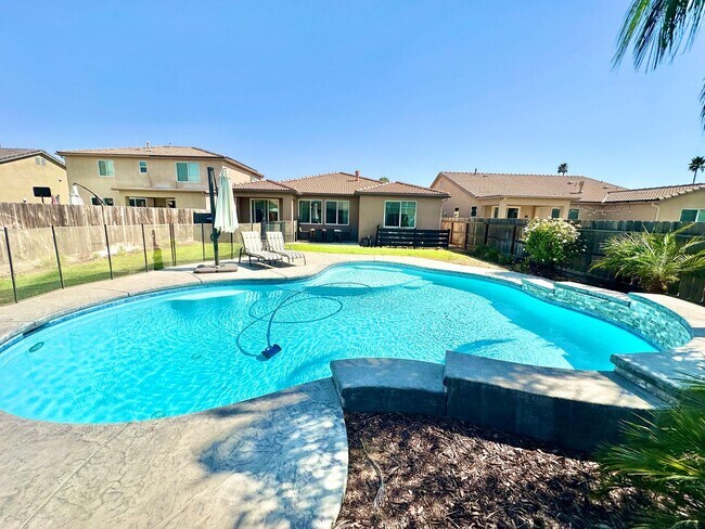 Building Photo - North Clovis 3/3 with Bonus Room and Pool