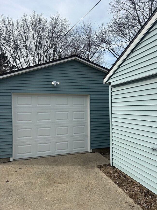 Building Photo - Recently renovated 3 bedroom home on the Southside of Lafayette