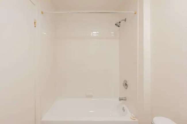 Tub - 3613 4th W St