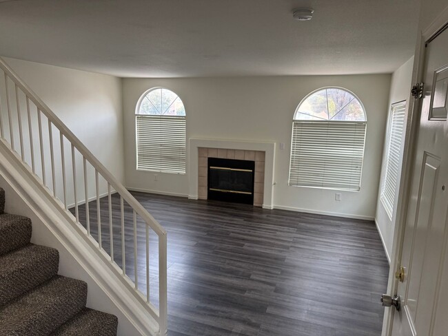 Building Photo - Awesome Three bedroom 2 1/2 townhouse in a...