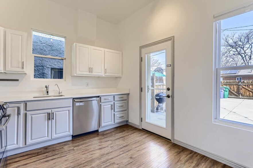 Building Photo - Striking Whittier Victorian home with fully fenced backyard