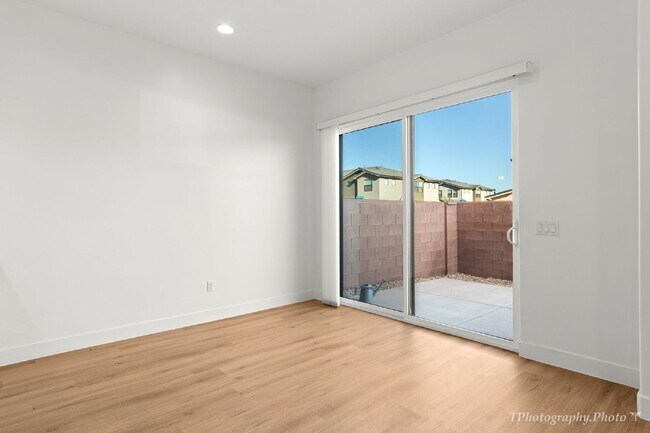 Building Photo - "Beautiful pet friendly 3-Bedroom, 2.5 Bat...