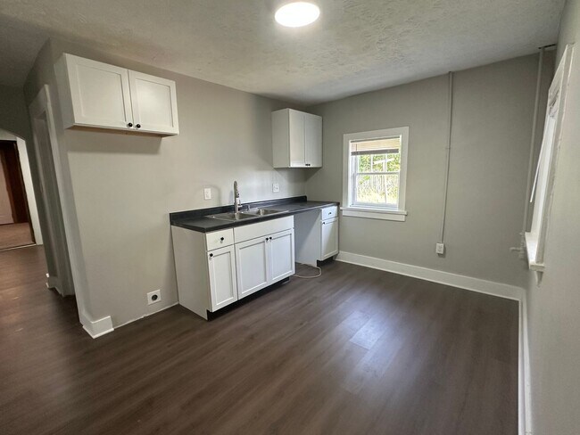 Building Photo - 3 Bedroom / 2 Bath near park