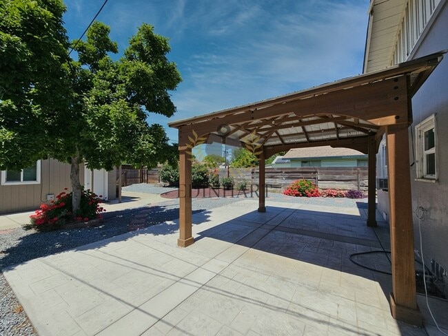 Building Photo - 915 N Harrison Ave