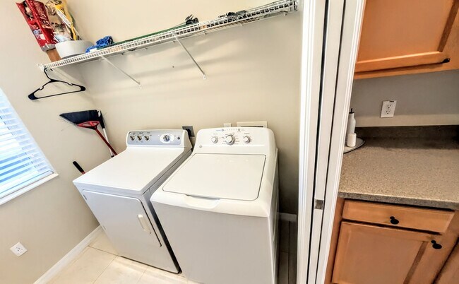 Building Photo - Seasonal/short term/annual  3/3 spacious townhouse with water view off University PKWY