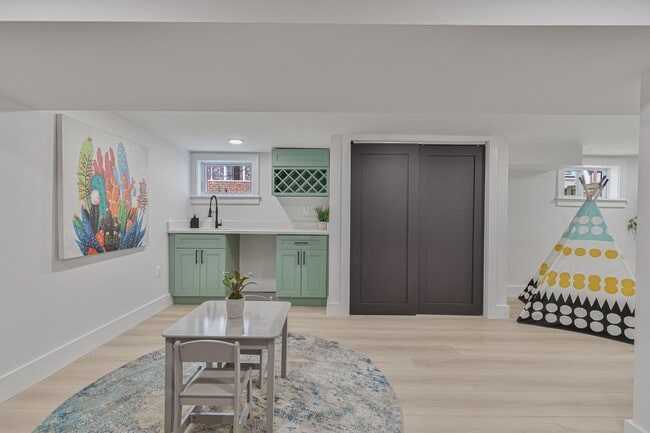 Building Photo - Spacious Fully Renovated Tudor Duplex w/ 3...