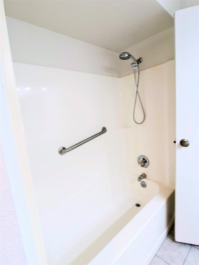 Building Photo - 500 Tiki Dr