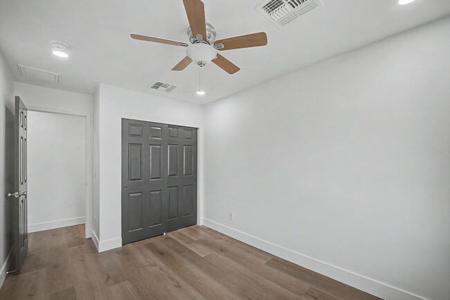 Building Photo - 6 Bed/ 3 Bath with Pool