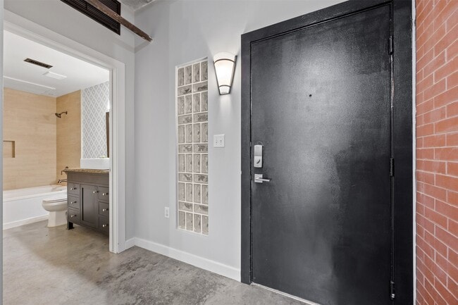 Building Photo - 2000 Bagby St