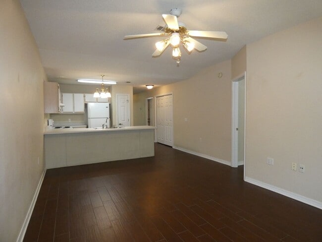 Building Photo - Adorable 2 Bedroom Convenient To Everything