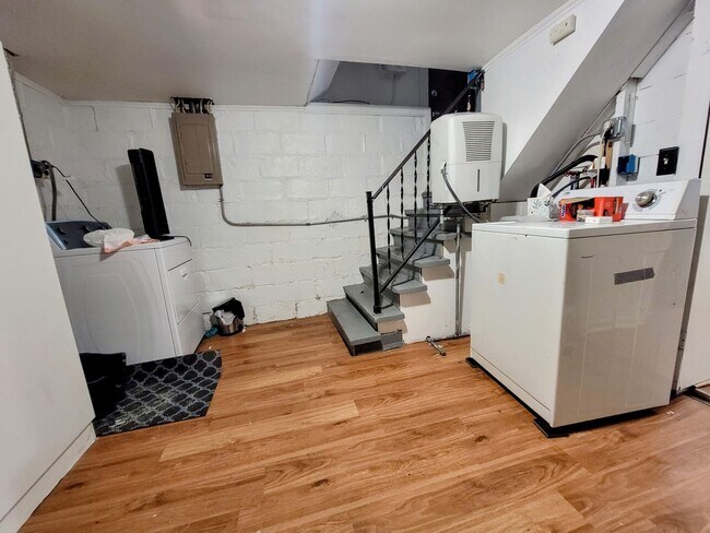 Building Photo - Charming House Located 1 Block From Campus