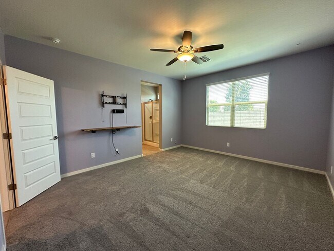 Building Photo - Single Level Home with Split Floor Plan, D...