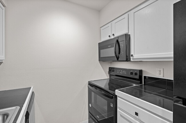 Building Photo - Newly Renovated Condo!