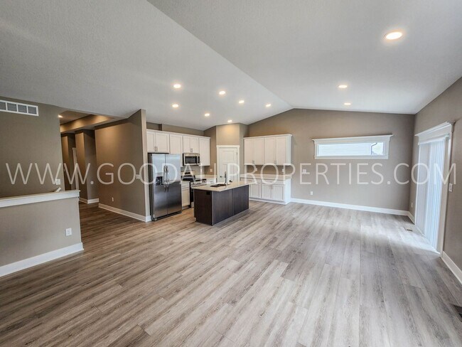 Building Photo - Newer 4 Bedroom, 3 Bath 3 car garage Home in Waukee with a 3-Car Garage