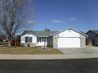 Building Photo - Charming 3 be 2 bath home on a corner lot,...